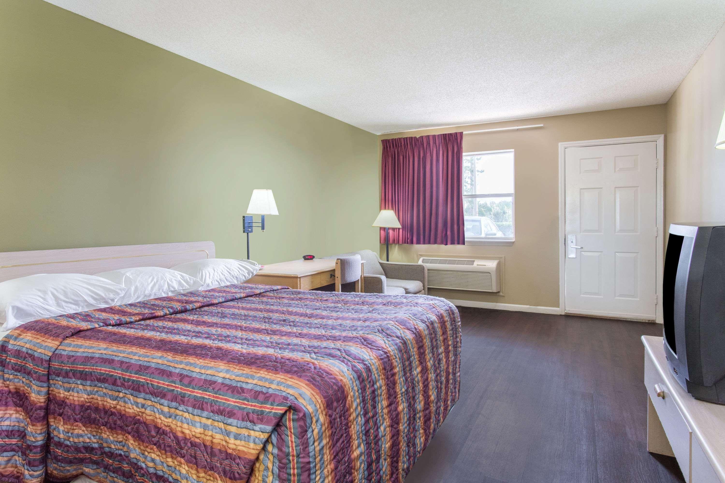 Super 8 By Wyndham Monticello