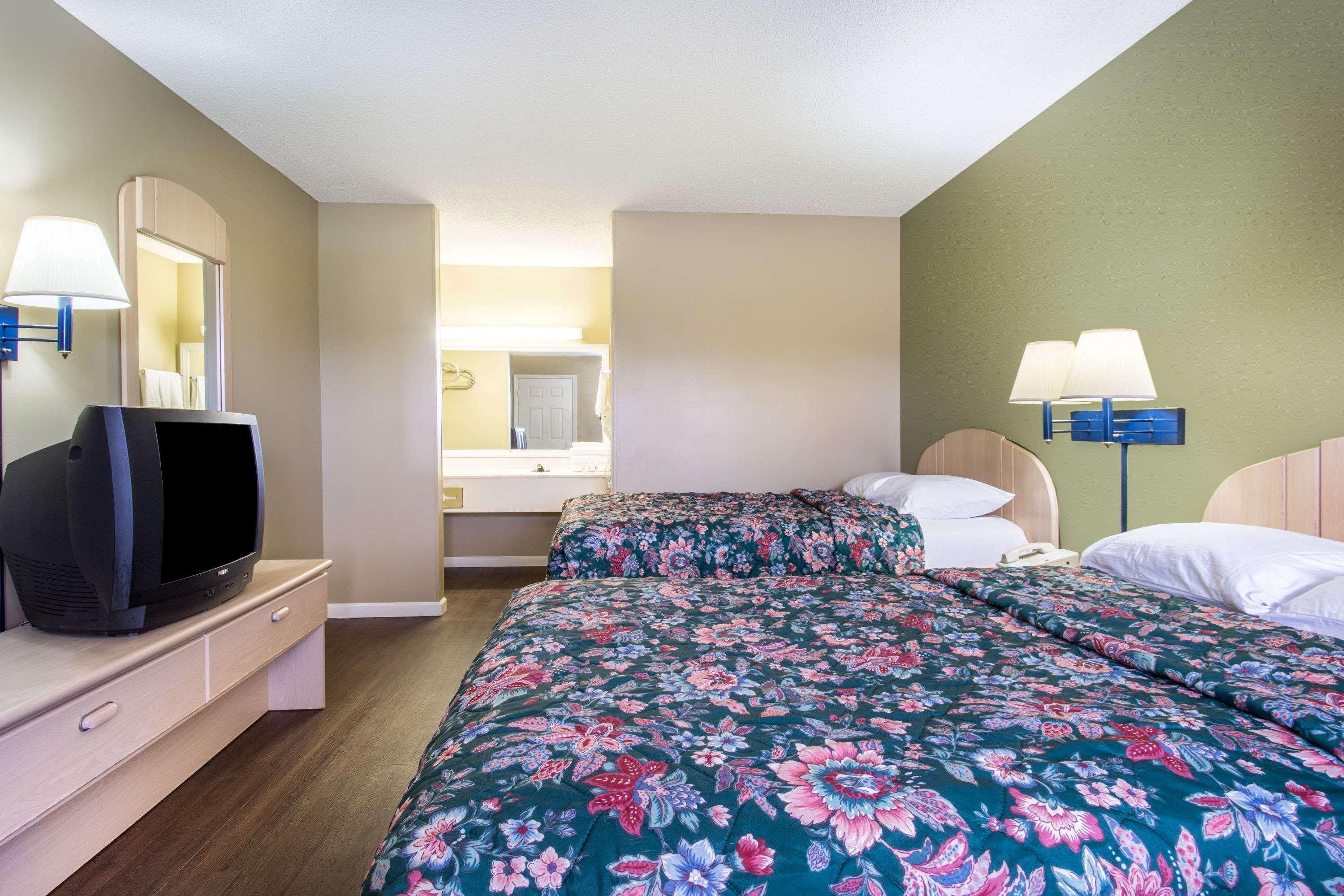 Super 8 By Wyndham Hotel 2*